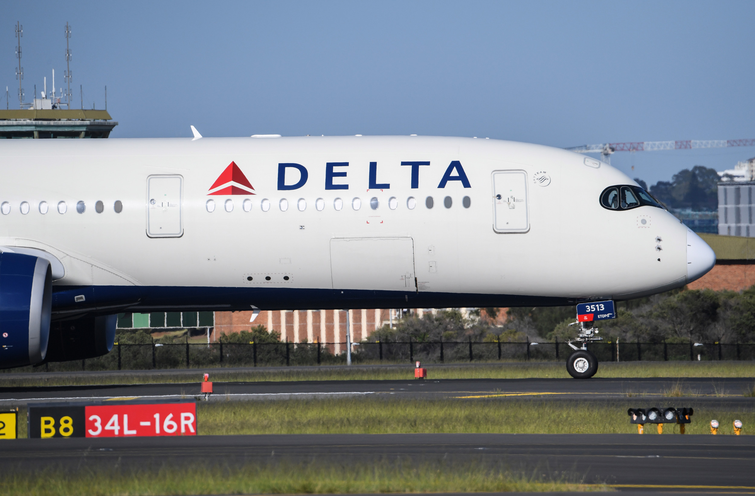 Delta flight makes emergency stop at JFK